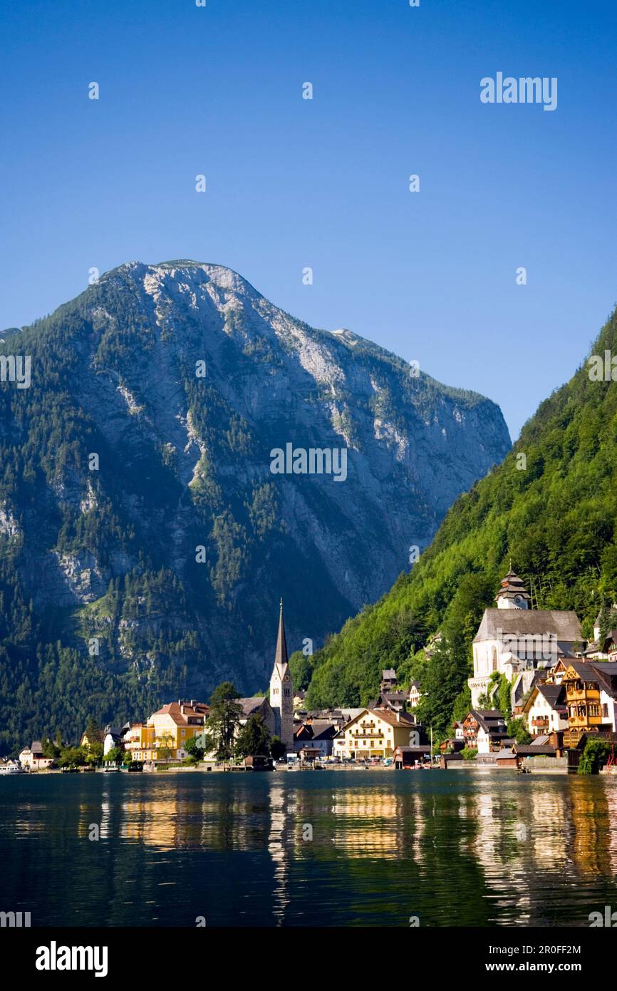 Vue panoramique sur Hallstatt avec église protestante et église paroissiale catholique, lac Hallstatt, Salzkammergut, haute-Autriche, Autriche Banque D'Images