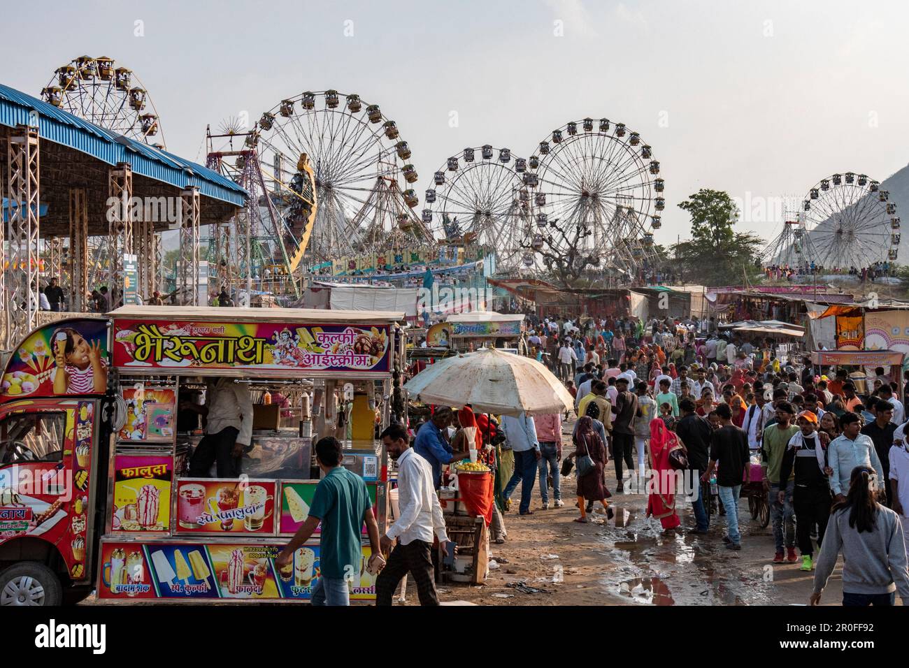 Foule et manèges à la Foire de Pouchkar Camel, Pushkar, Rajasthan, Inde Banque D'Images
