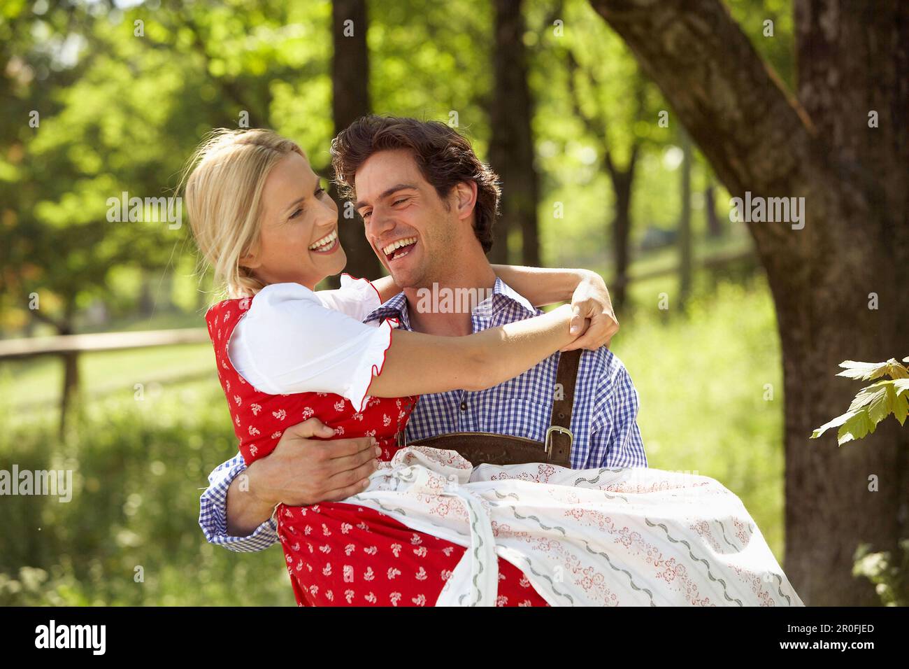 Man carrying woman Banque D'Images