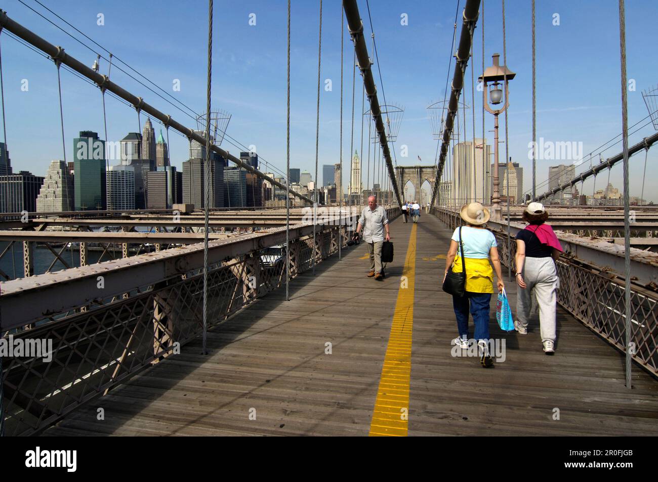 Piétons sur le pont de Brooklyn avec vue sur Manhattan Skyline, New York City, New York, États-Unis Banque D'Images