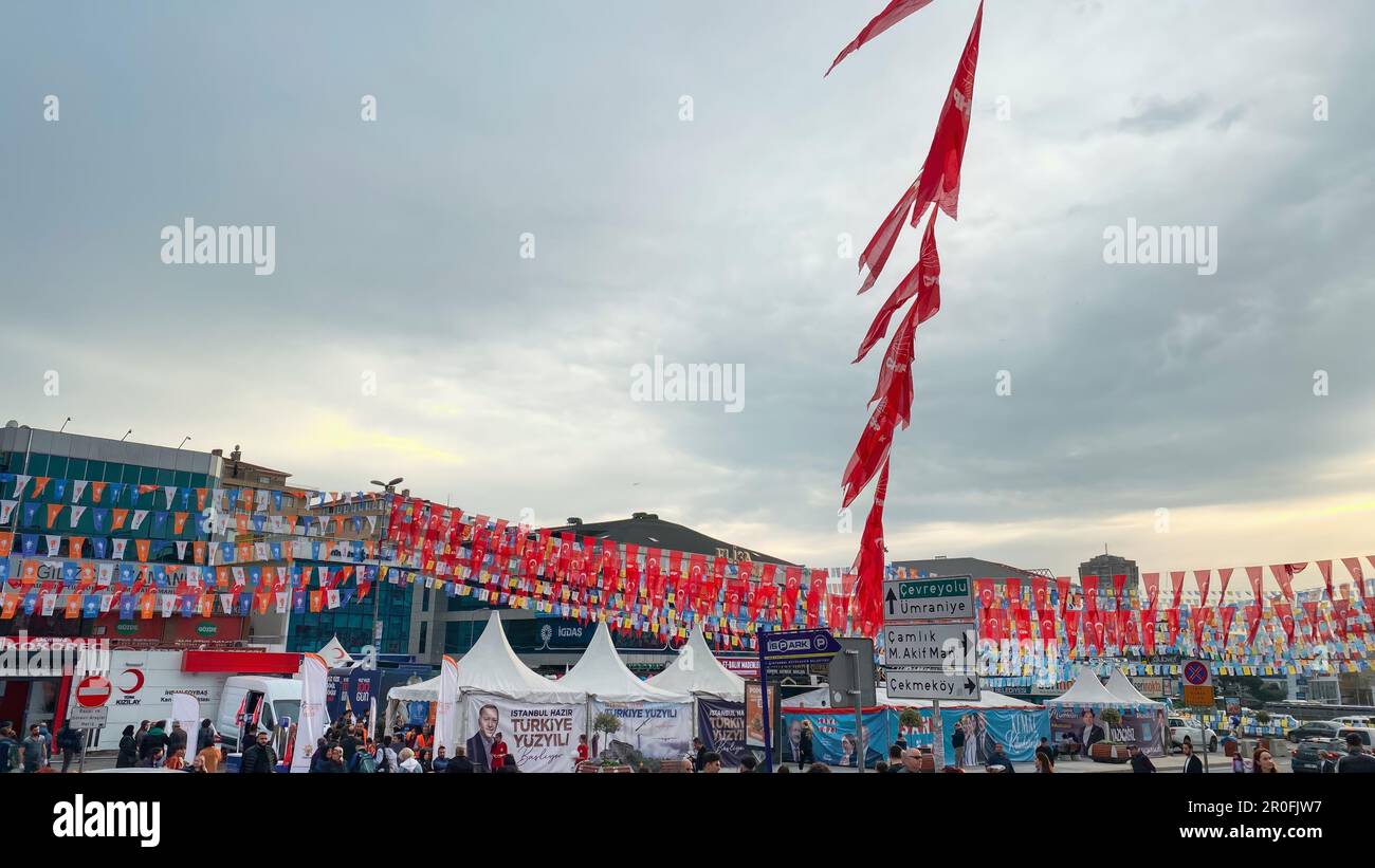 Cekmekoy, Istanbul, Turquie - 07.May.2023: Drapeaux du parti AK et du CHP et beaucoup de tentes du parti avant la grande élection de 2023 Banque D'Images