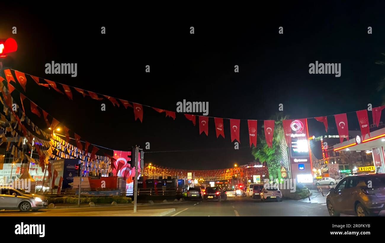 Cekmekoy, Istanbul, Turquie - 07.May.2023: Vue de nuit d'une rue avec beaucoup de drapeaux de fête accrochés à une corde Banque D'Images