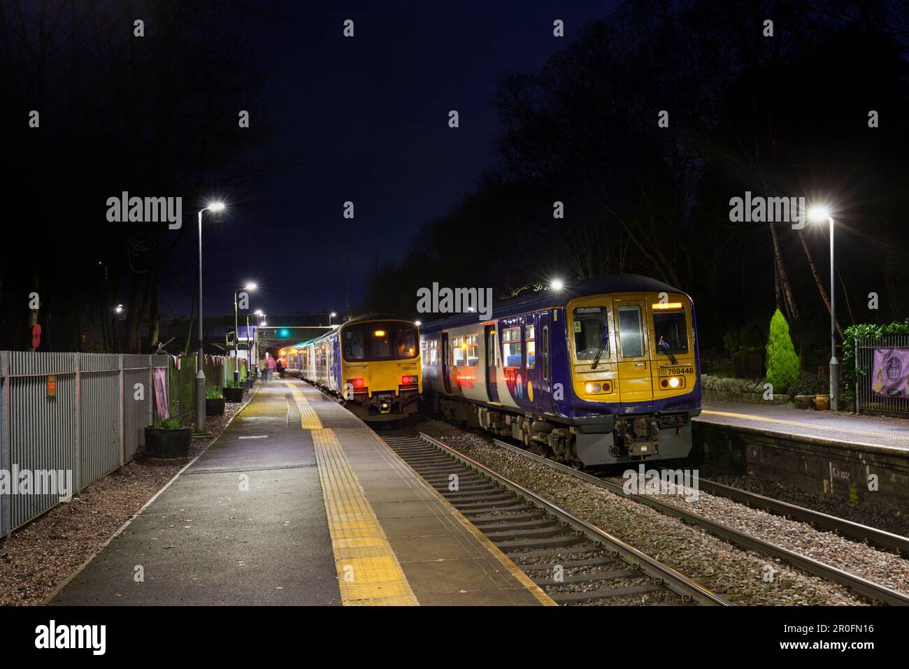 Gare de Hindley. Les trains des classes 150 et 769 du Northern Rail appellent un matin sombre Banque D'Images