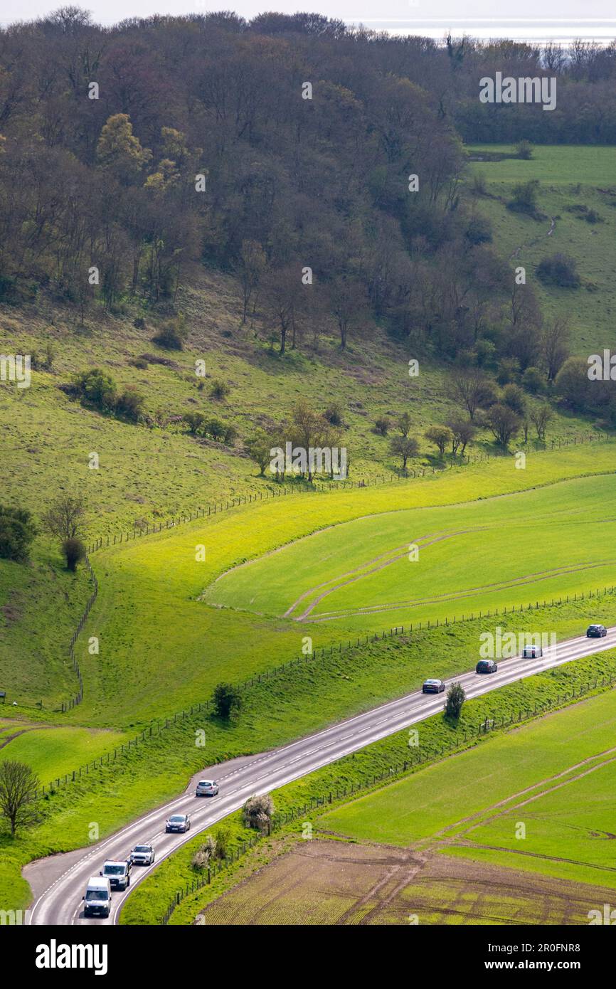 Trafic en milieu d'après-midi sur la A280, Longfurlong Road, entre Findon et Clapham dans le parc national de South Downs, West Sussex, sud de l'Angleterre, Royaume-Uni. Banque D'Images