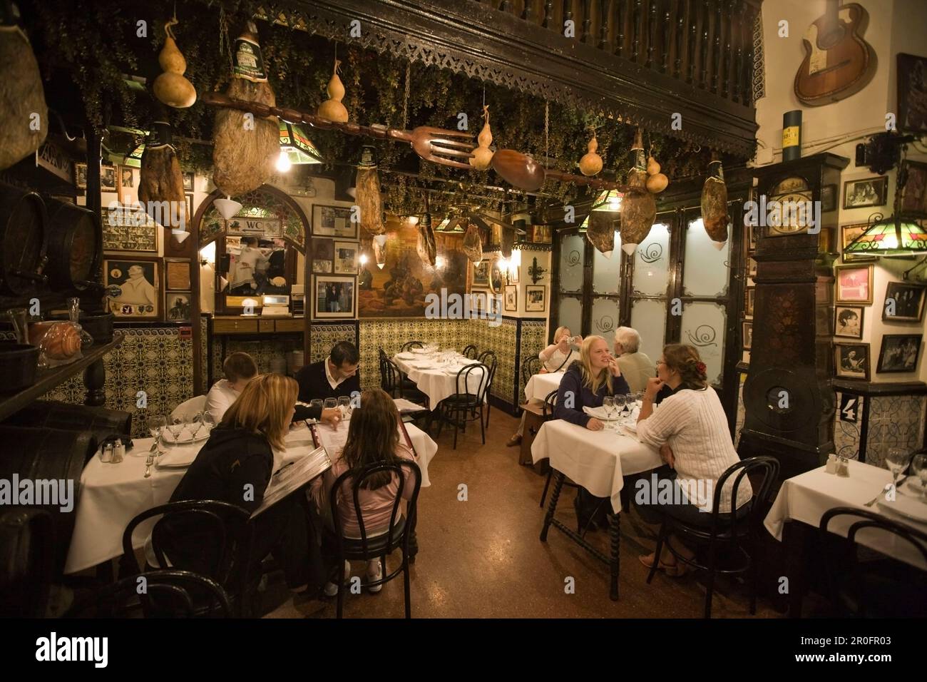 Barcelone, restaurant traditionnel Los Caracoles dans le centre historique Banque D'Images