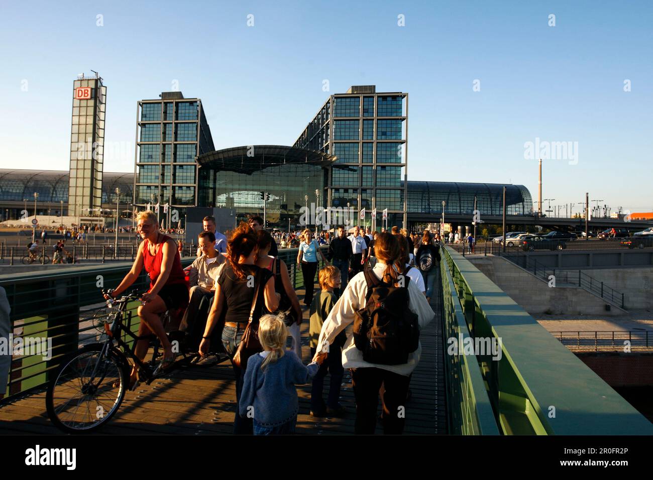 Berlin Lehrter Bahnhof , nouvelle gare principale à la rivière Spree, pont sur la rivière Spree Banque D'Images