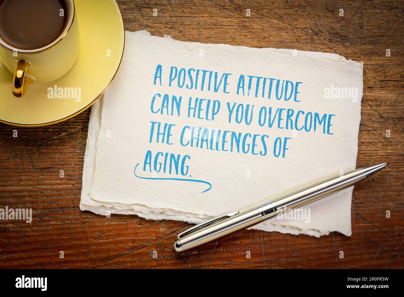 une attitude positive peut vous aider à surmonter les défis du vieillissement, note d'inspiration sur un papier d'art Banque D'Images