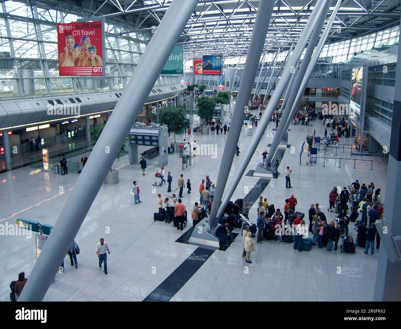 Düsseldorf, hall d'aéroport, foule à l'enregistrement à Düsseldorf, flughafen, Abflughalle, check in, Menschenmenge Banque D'Images