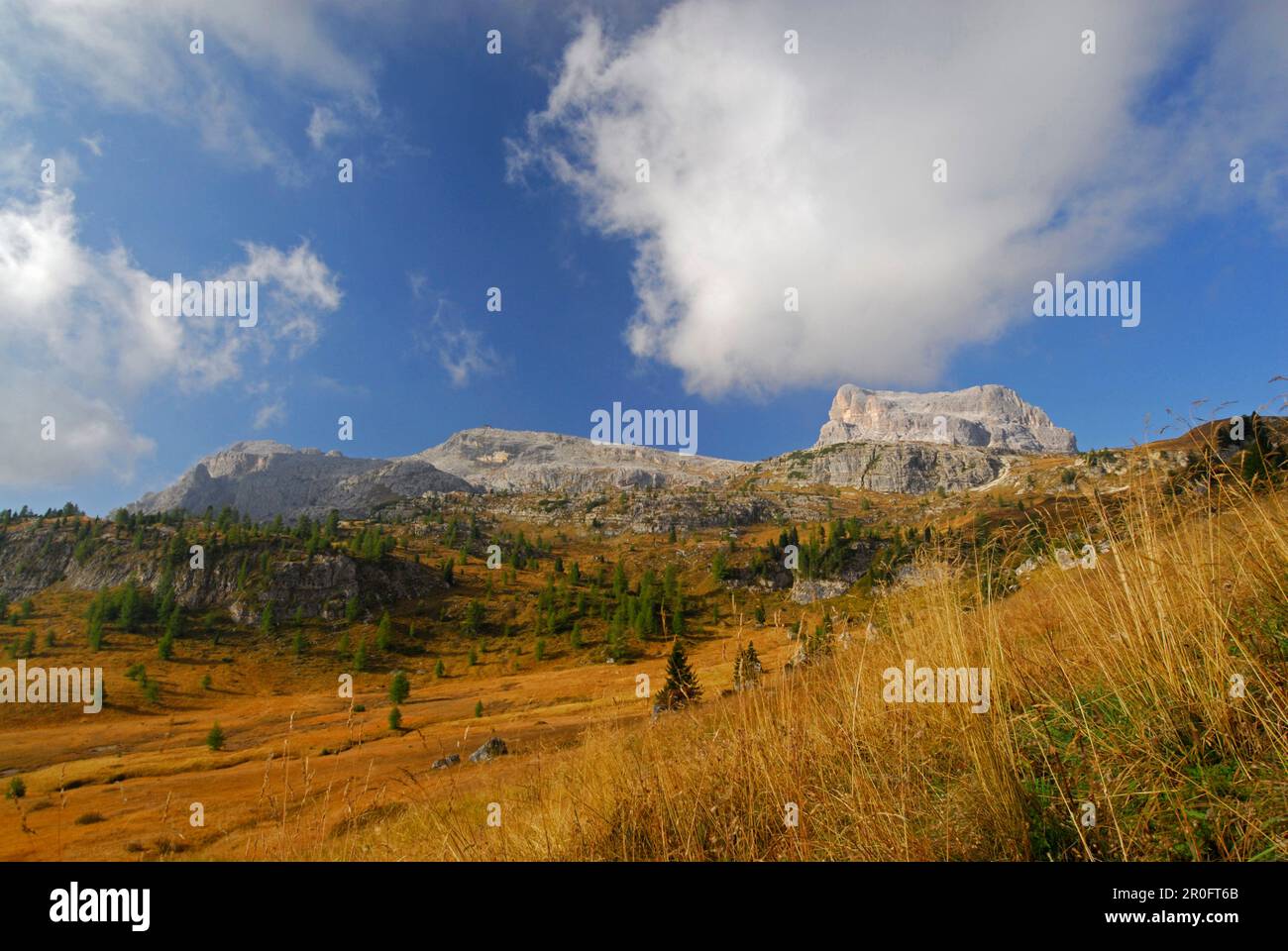 Et Nuvolau de Averau lodge Rifugio Cinque Torri, Dolomites, Cortina d'Ampezzo, Venezia, Italie Banque D'Images