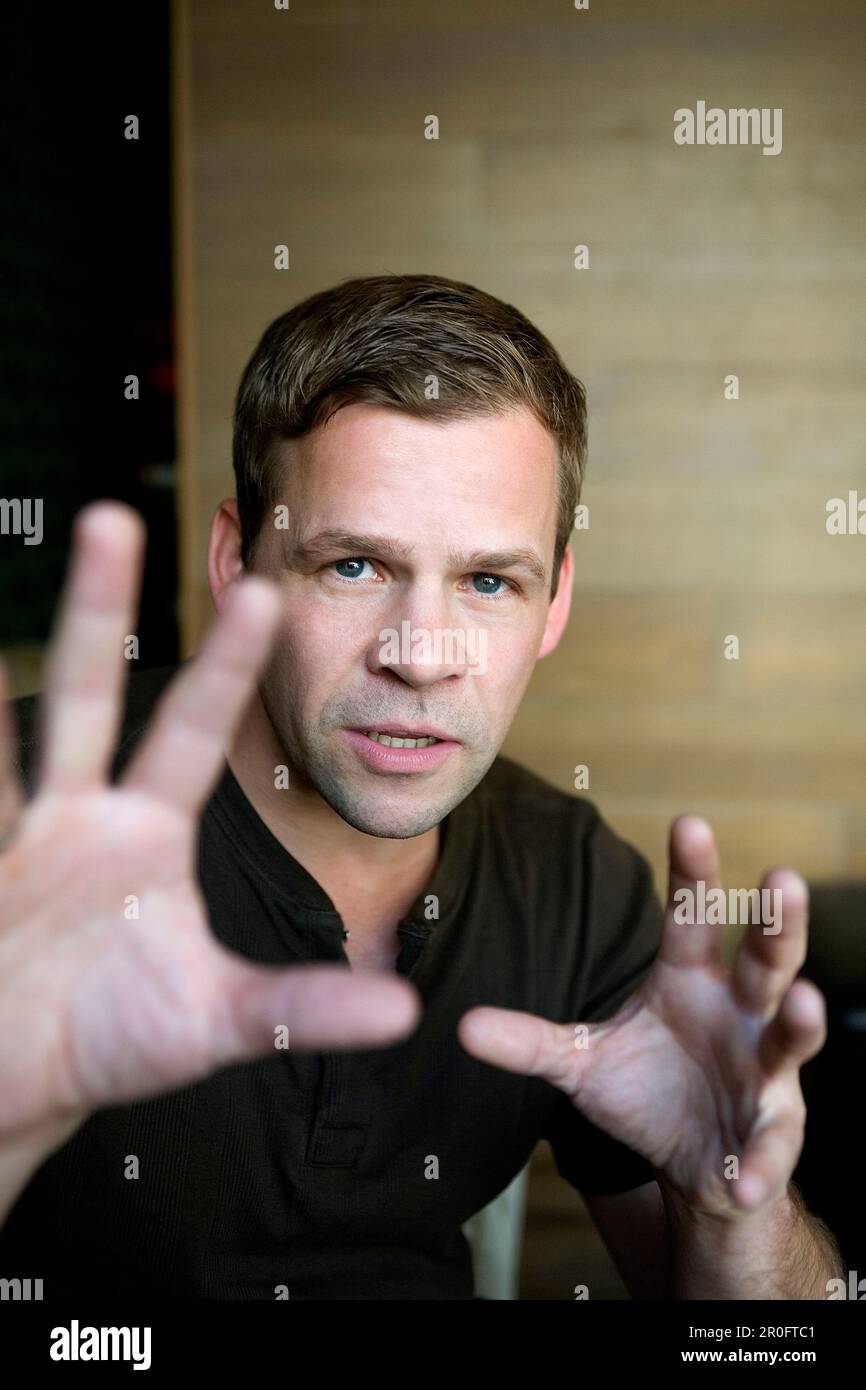 Homme adulte moyen gesturant, portrait, Düsseldorf, Rhénanie-du-Nord-Westphalie, Allemagne, Düsseldorf, Rhénanie-du-Nord-Westphalie, Allemagne Banque D'Images
