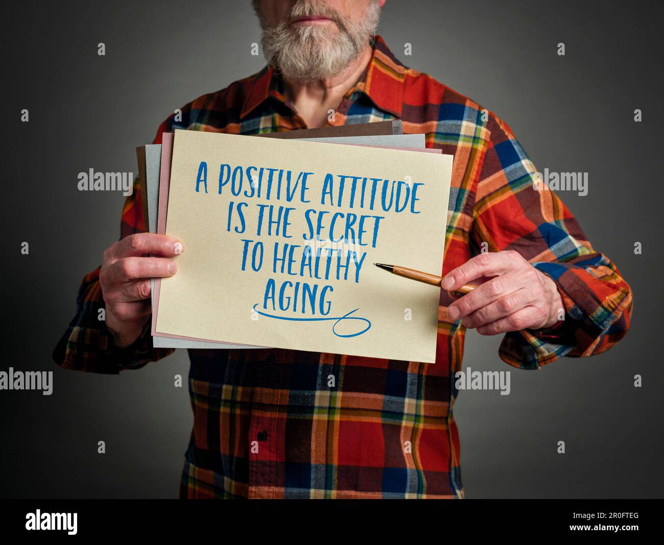 Une attitude positive est le secret d'un vieillissement sain - note d'inspiration tenue par un homme âgé Banque D'Images