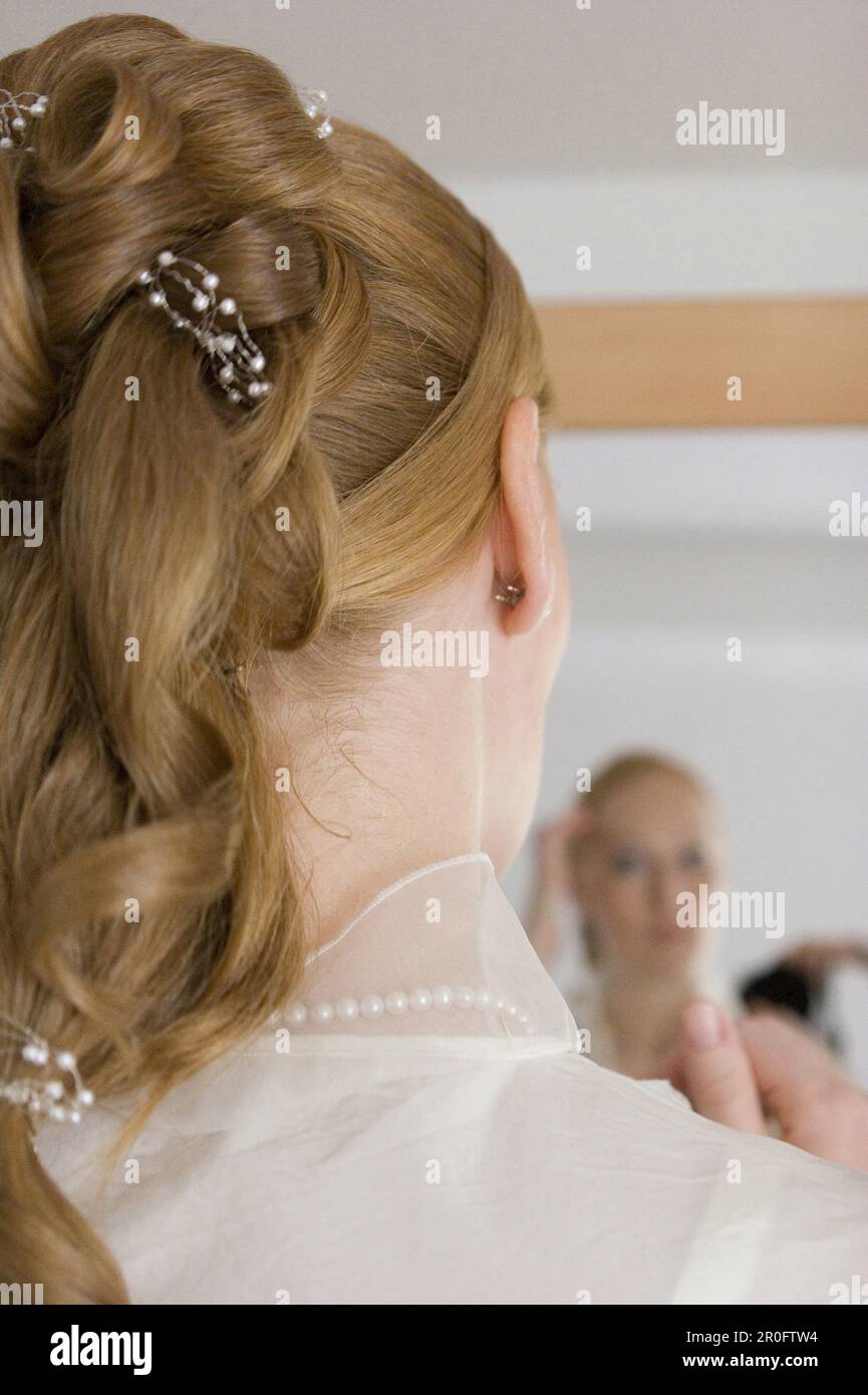 Mariée regardant le miroir, Palatinat, Allemagne Banque D'Images