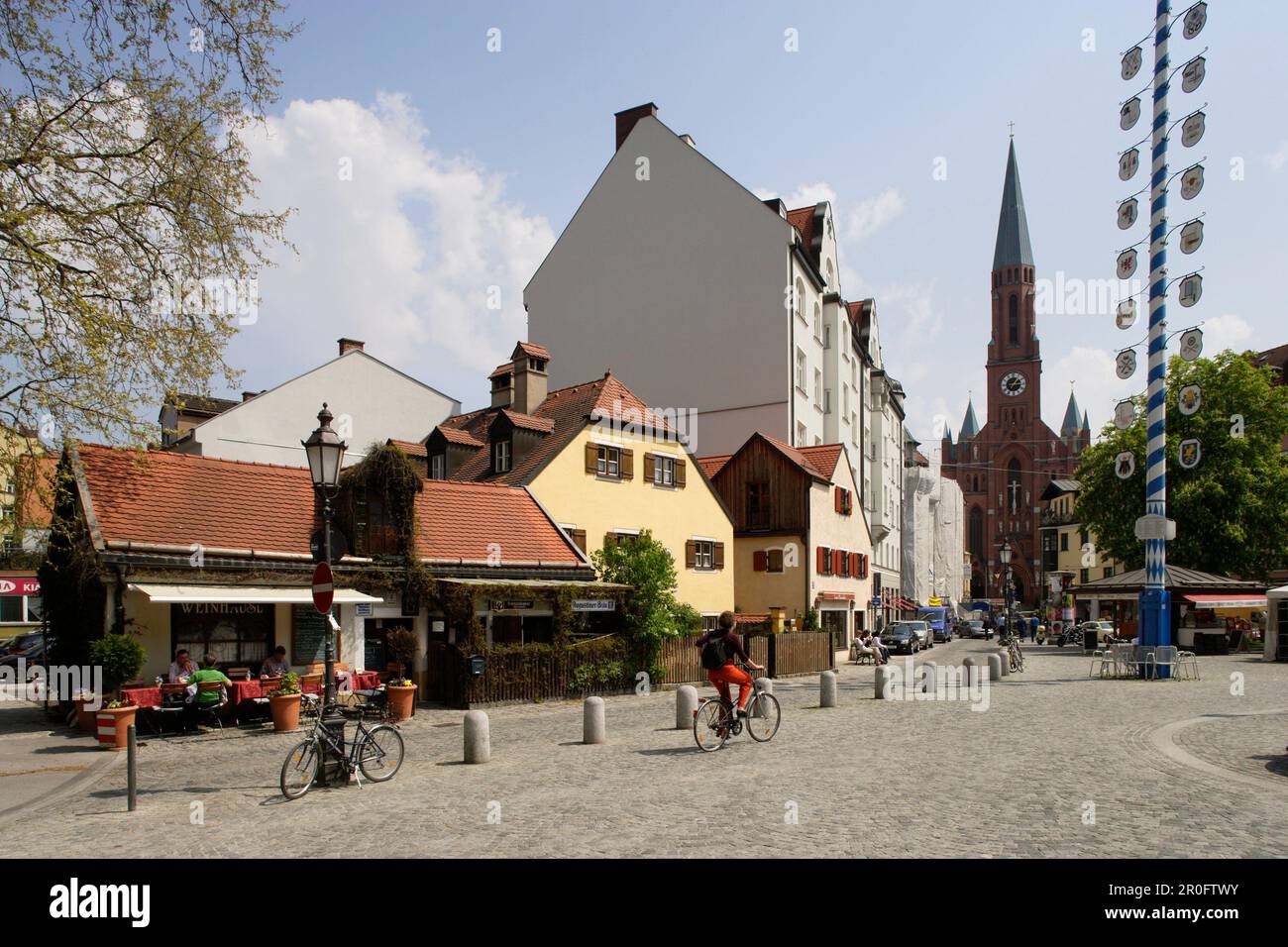 Paysage de rue calme, Wiener Platz et St. L'église de John, Haidhausen, Munich, Bavière, Allemagne Banque D'Images