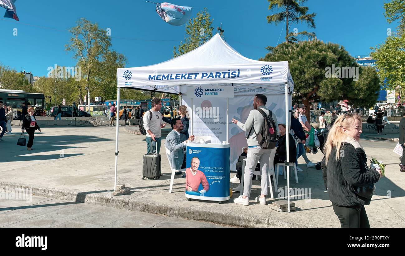 Besiktas, Istanbul, Turquie - 07.May.2023: Le Parti de la patrie, Memleket Partisi en turc, officier et volontaires derrière le stand politique informant peo Banque D'Images