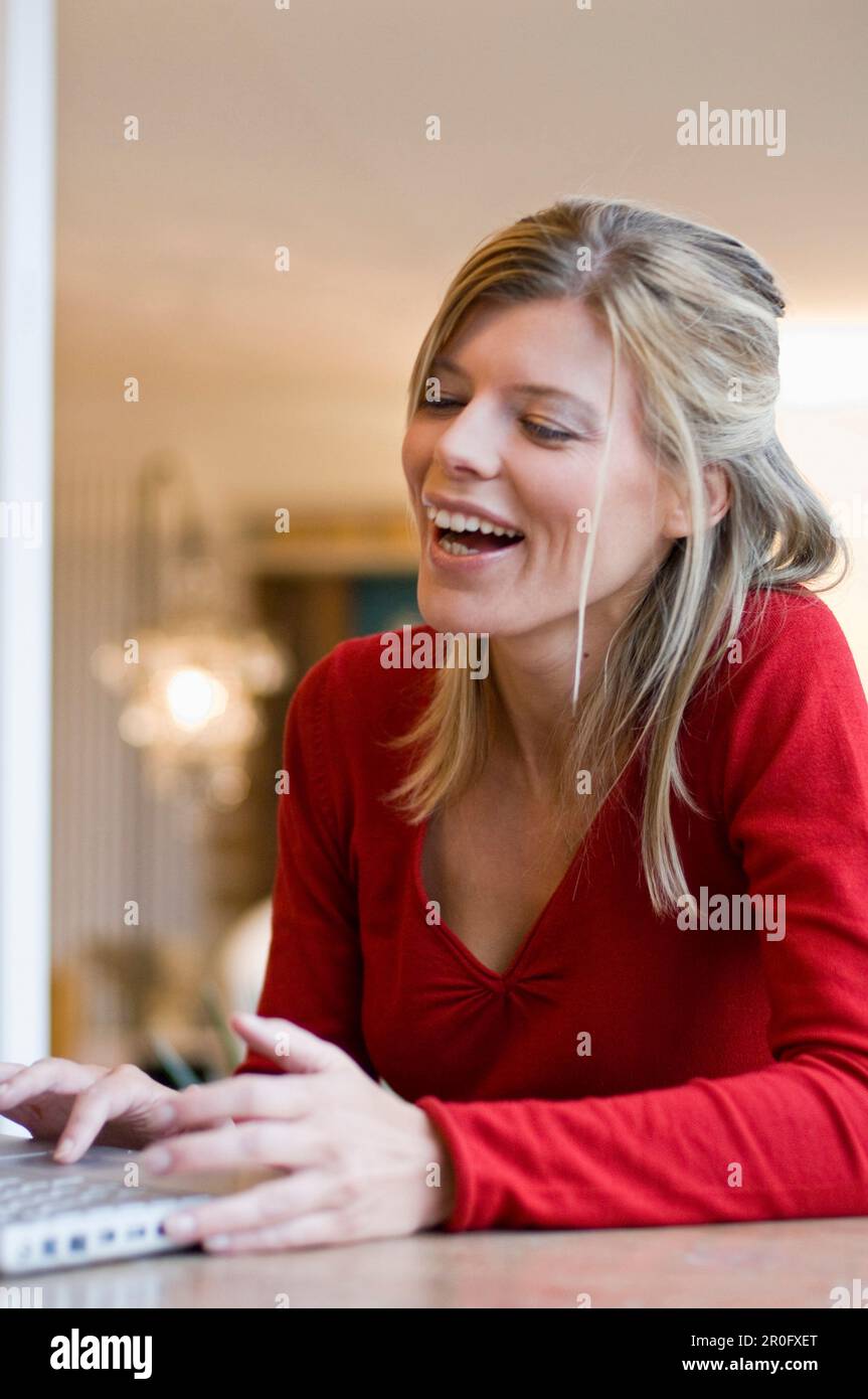 Mid adult woman using a laptop Banque D'Images