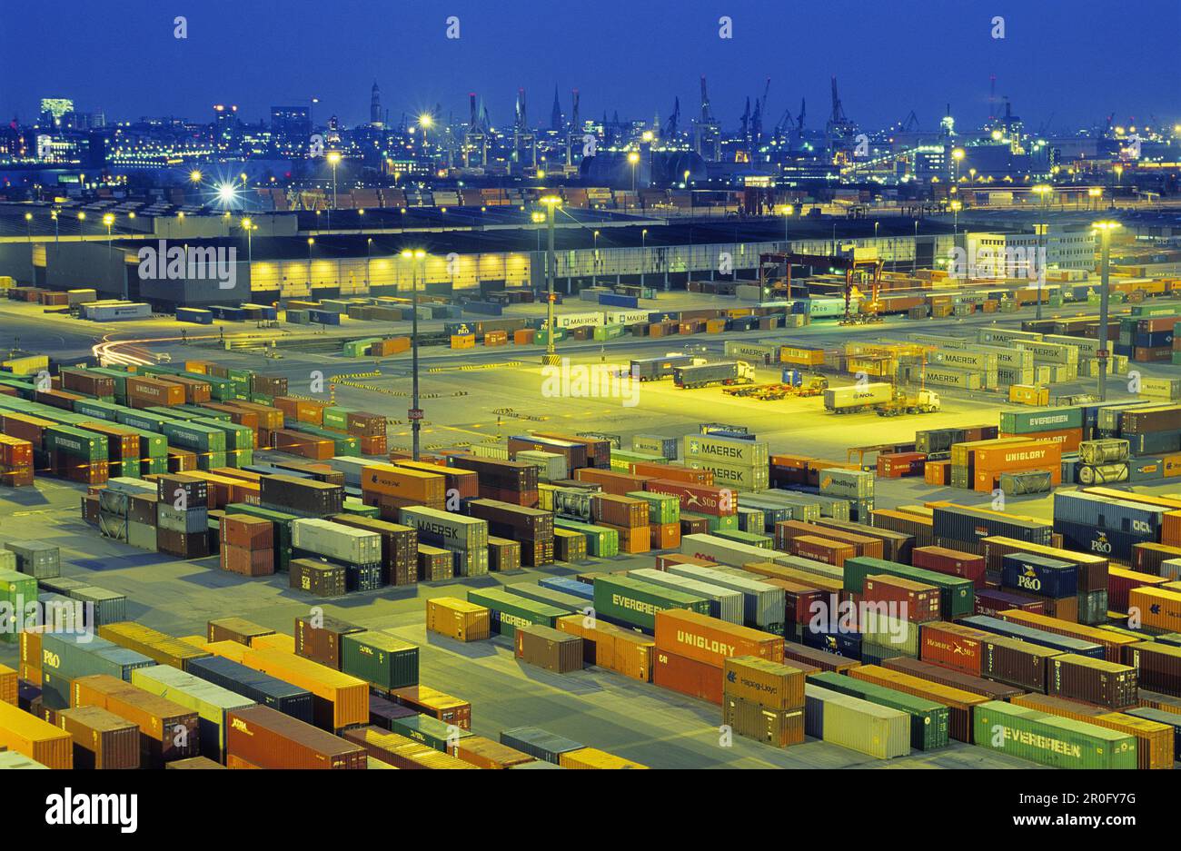 Vue sur le port de conteneurs la nuit, Hambourg, Allemagne Banque D'Images