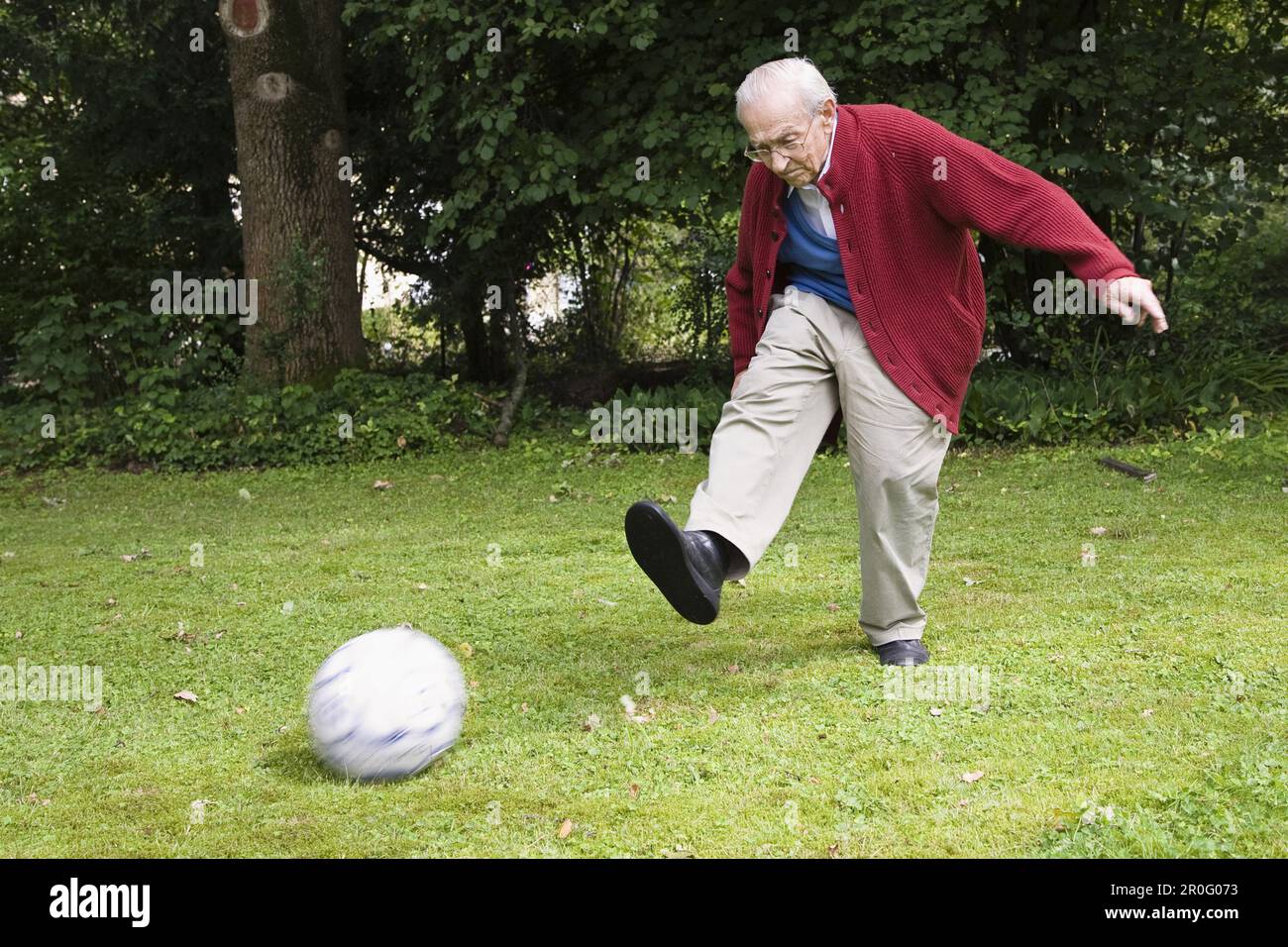 Homme senior jouant au football, Bavière, Allemagne Banque D'Images
