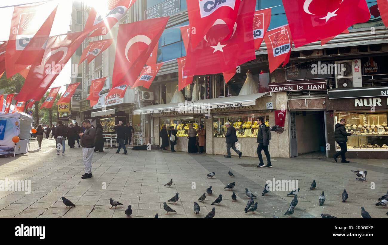Eyup, Istanbul, Turquie - 07.May.2023: CHP, les drapeaux politiques du parti républicain du peuple accroché avec le drapeau turc dans un aveneu Banque D'Images