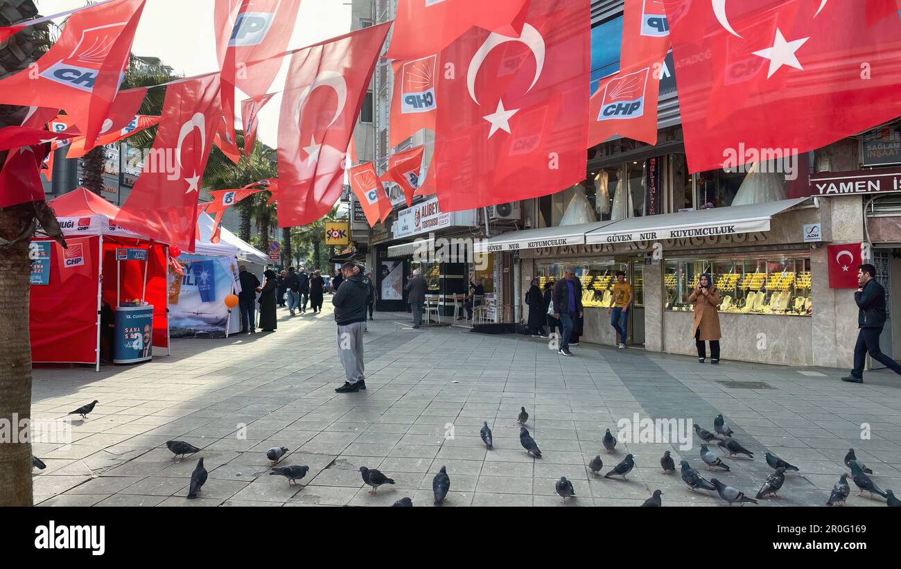 Eyup, Istanbul, Turquie - 07.May.2023: Stands de parti politique de CHP, parti républicain et leurs drapeaux turcs et suspendus autour Banque D'Images