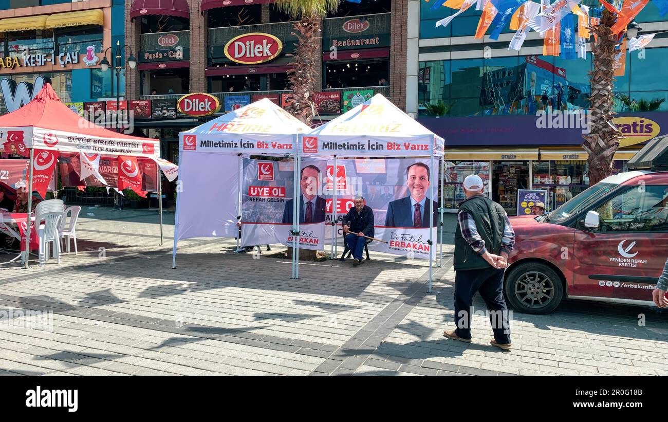 Gaziosmanpasa, Istanbul, Turquie - 08.May.2023: Nouveau Parti social, Yeniden Refah Partisi en turc, stand et tente sur place pour les élections de 2023 Banque D'Images