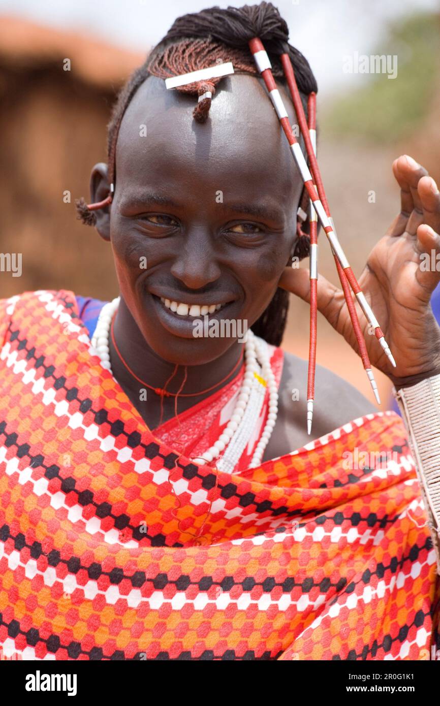 Portrait d'un jeune homme Massai avec coiffe, Tsavo, Kenya, Africa Banque D'Images