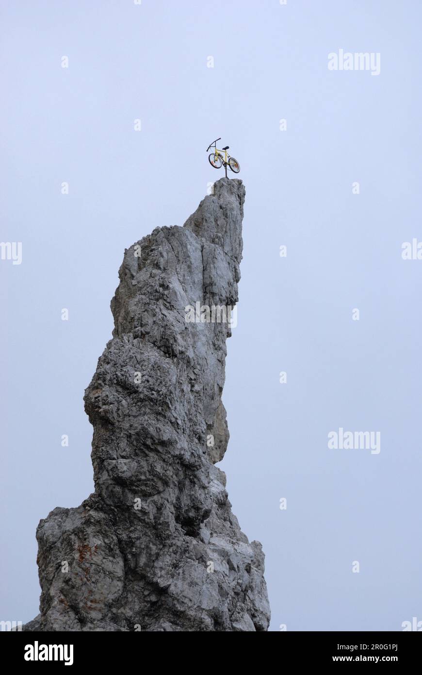 Bycicle on pinacle, Mieming Range, Tyrol, Autriche Banque D'Images