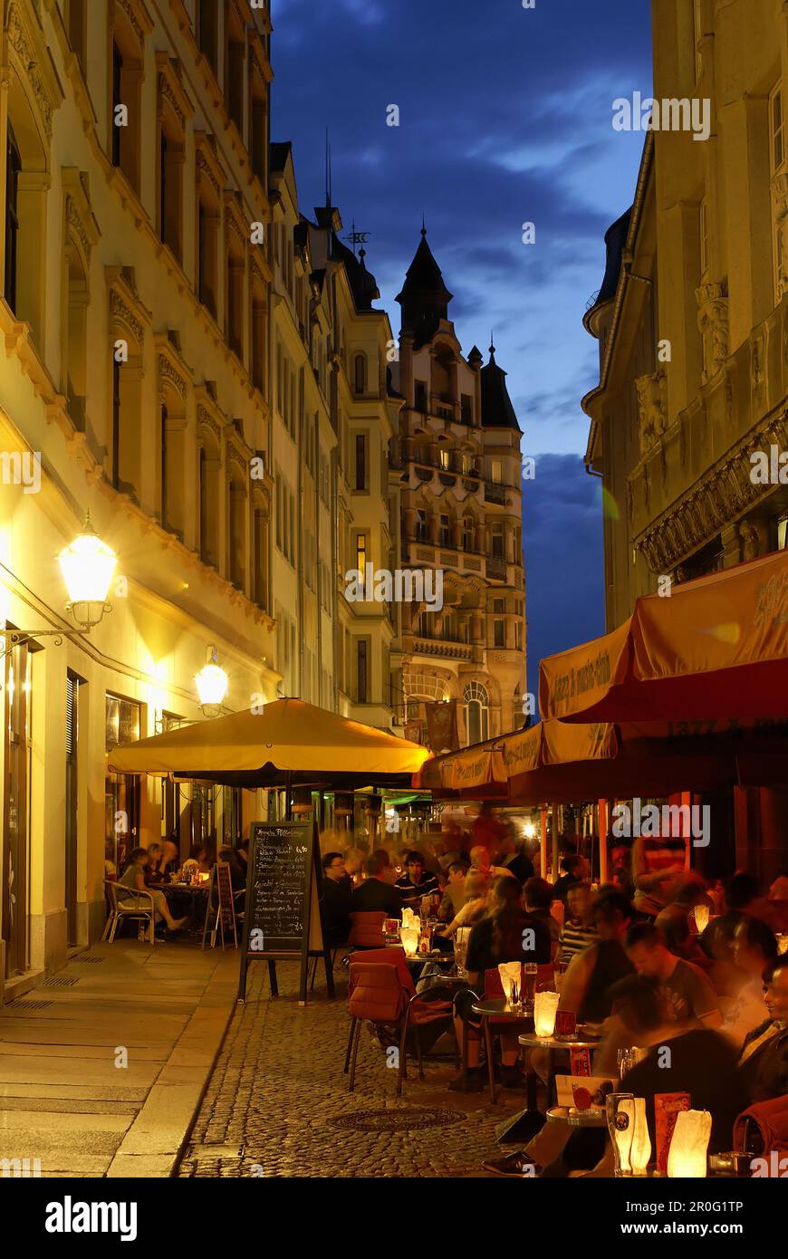 Cafés en terrasse à Barfussgasschen dans la soirée, Leipzig, Saxe, Allemagne Banque D'Images