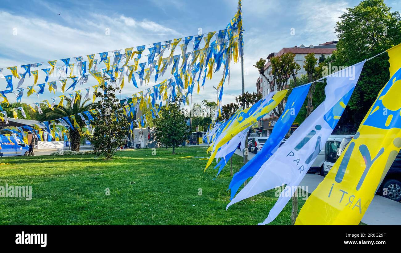 Gaziosmanpasa, Istanbul, Turquie - 08.May.2023: Drapeaux volants d'un grand parti, Iyi Parti en turc, derrière la route de la ville pour les élections de mai 2023 Banque D'Images