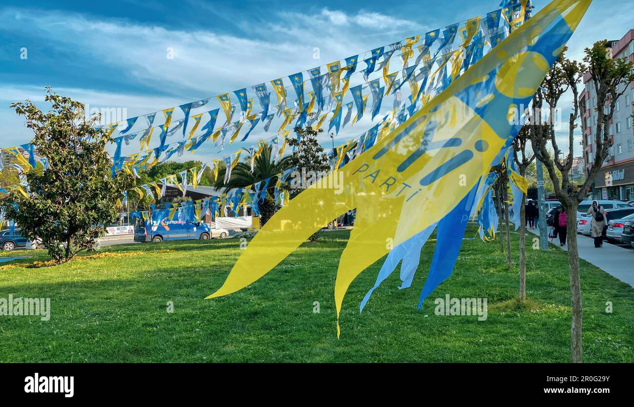 Gaziosmanpasa, Istanbul, Turquie - 08.May.2023: Grand nombre de drapeaux verticaux de la bonne partie, Iyi Parti en turc, derrière la route de la ville pour mai 2023 électi Banque D'Images