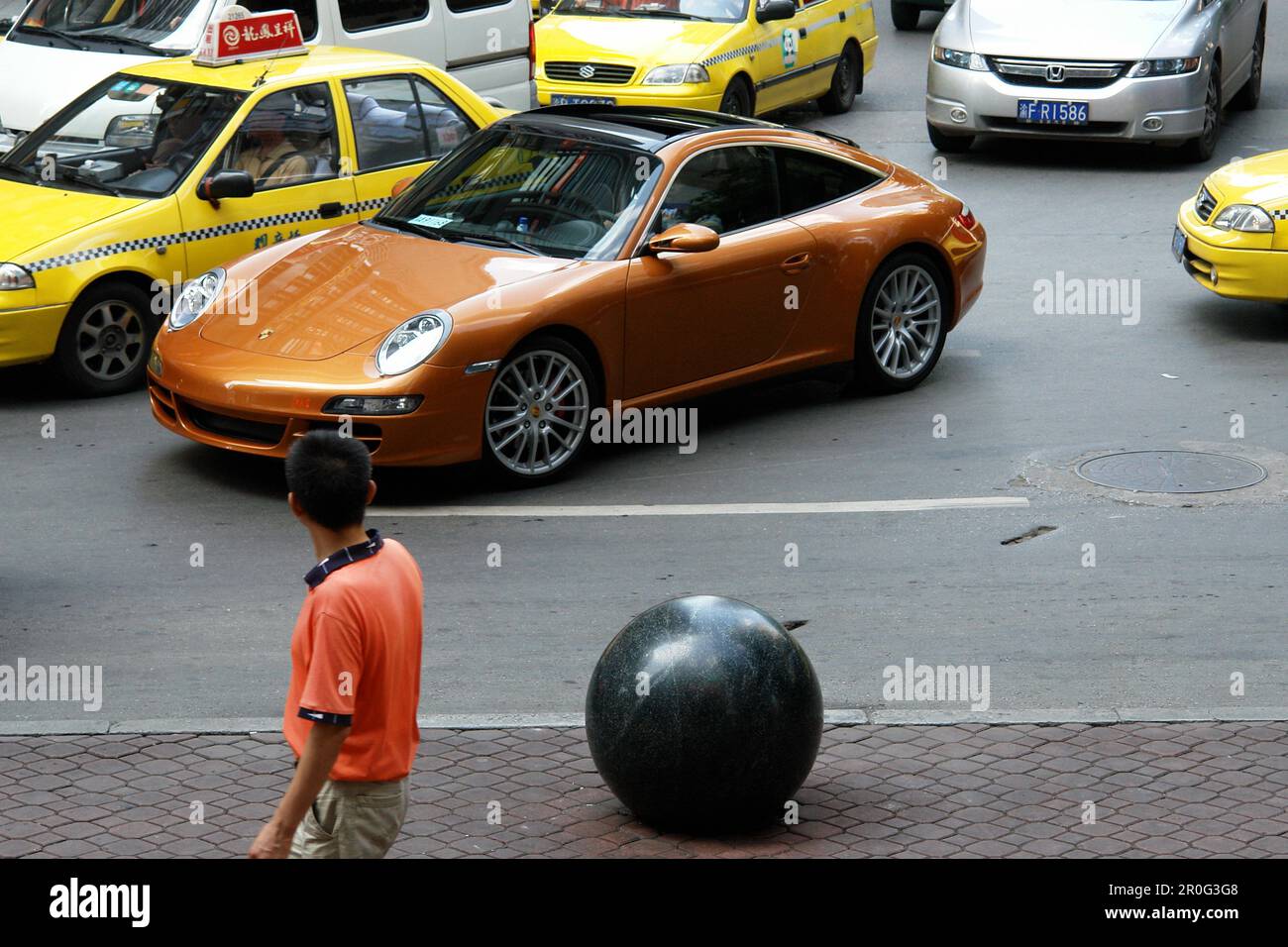 La Porsche et le pauvre, symbole de statut à Chongqing, Chine, Asie Banque D'Images