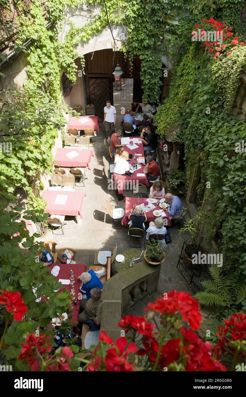 Vue à l'intérieur d'une cour d'un bar à vins, Wurzburg, Bavière, Allemagne Banque D'Images