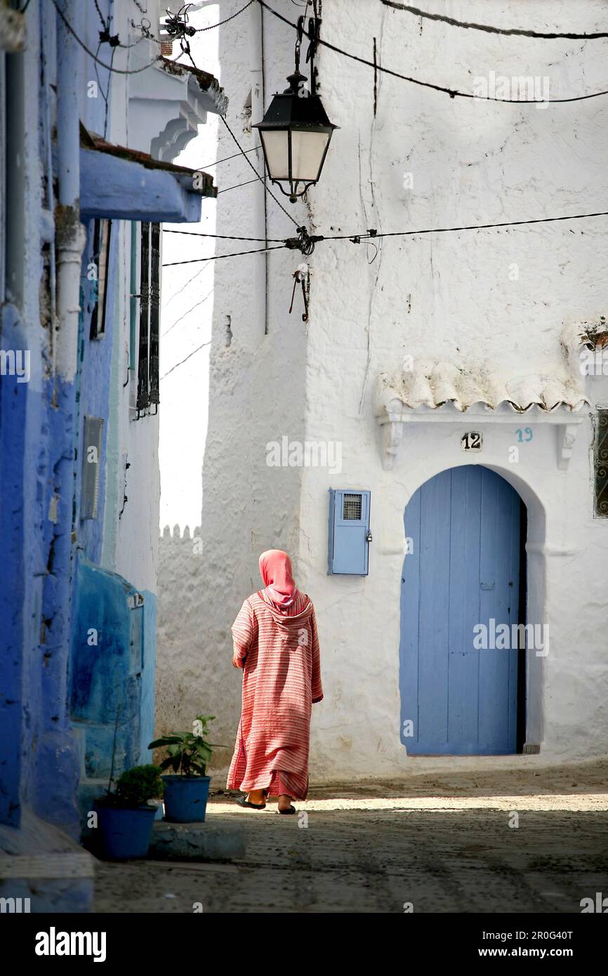 Femme locale à la médina de Chefchaouen, Maroc, Afrique Banque D'Images