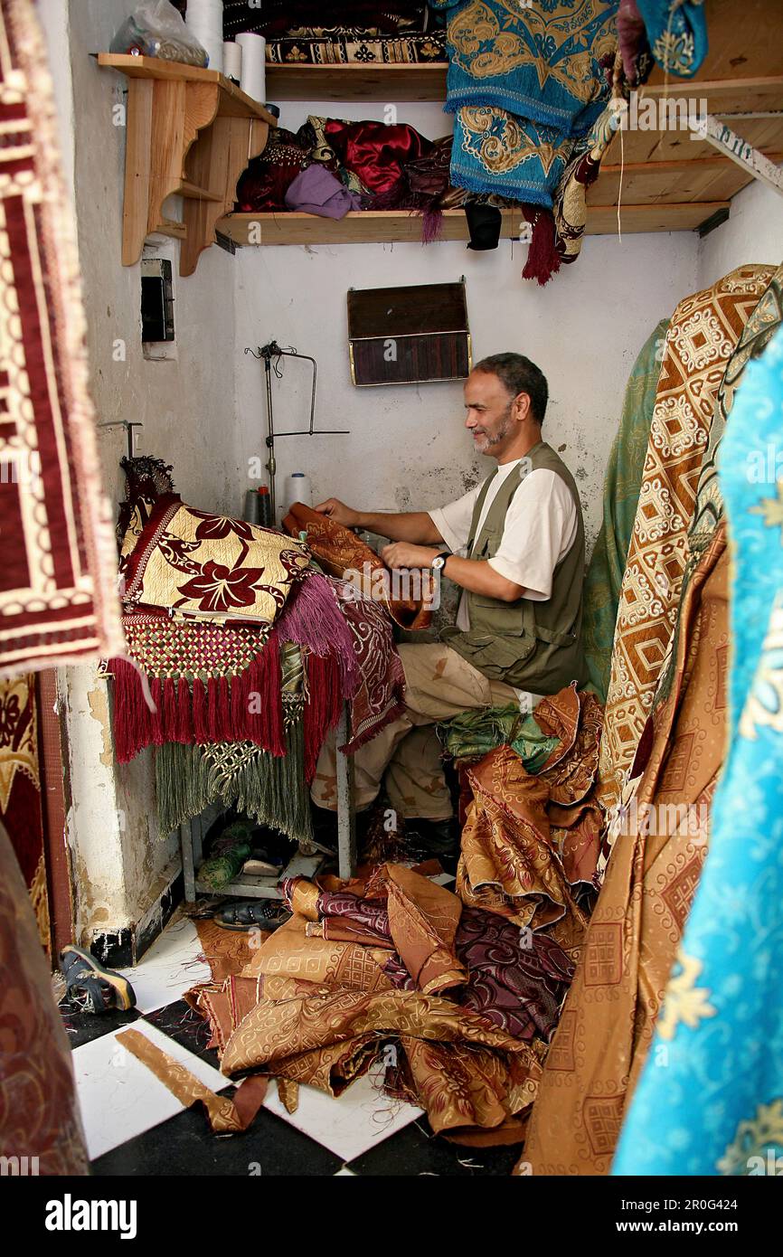 Un tailleur à son atelier à la médina de Fès, Maroc, Afrique Banque D'Images