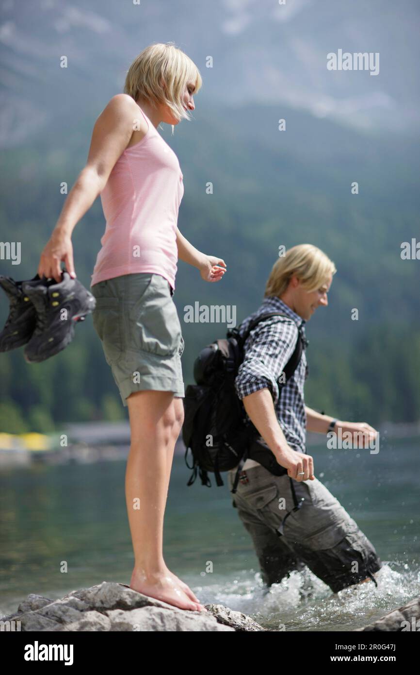 Jeune couple au lac Eibsee, Werdenfelser Land, Bavière, Allemagne Banque D'Images