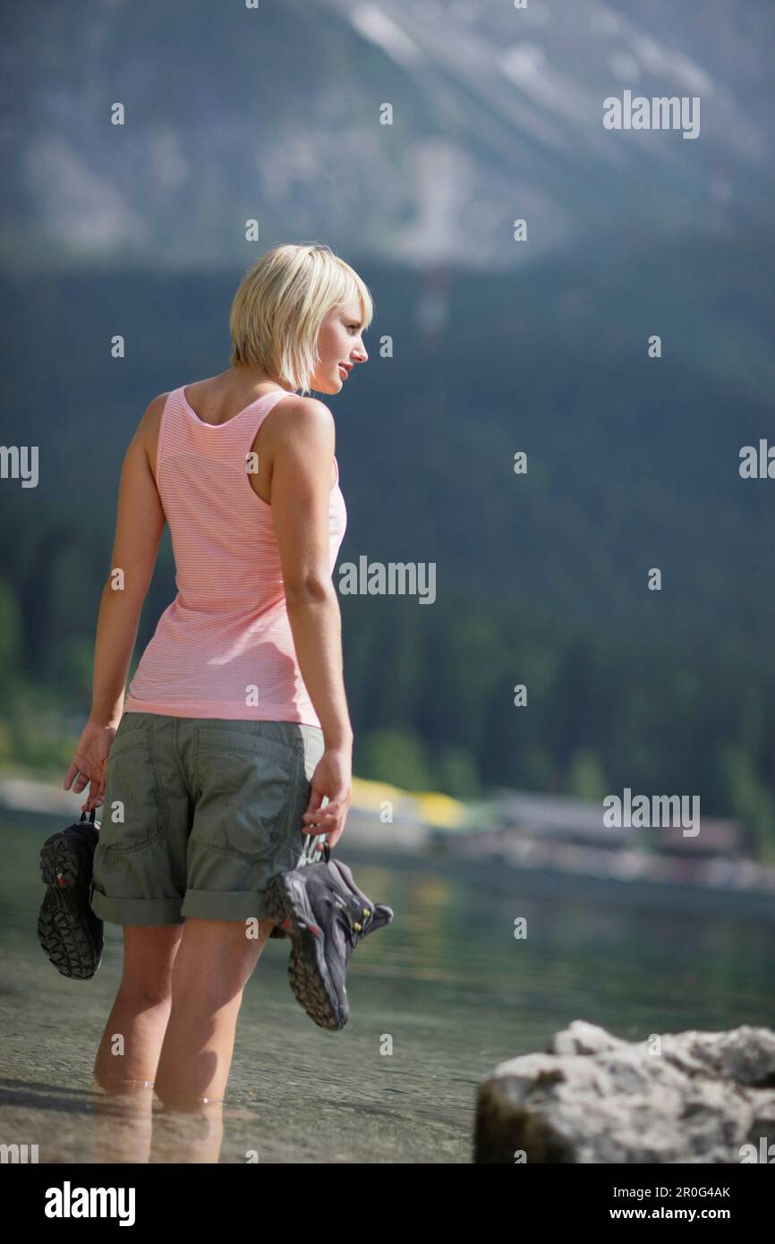 Jeune femme au lac Eibsee, Werdenfelser Land, Bavière, Allemagne Banque D'Images