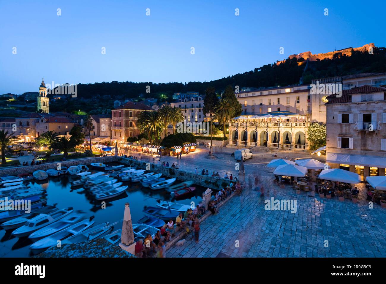 Port et Palace Hotel à la vieille ville en soirée, Hvar, île de Hvar, Dalmatie, Croatie, Europe Banque D'Images
