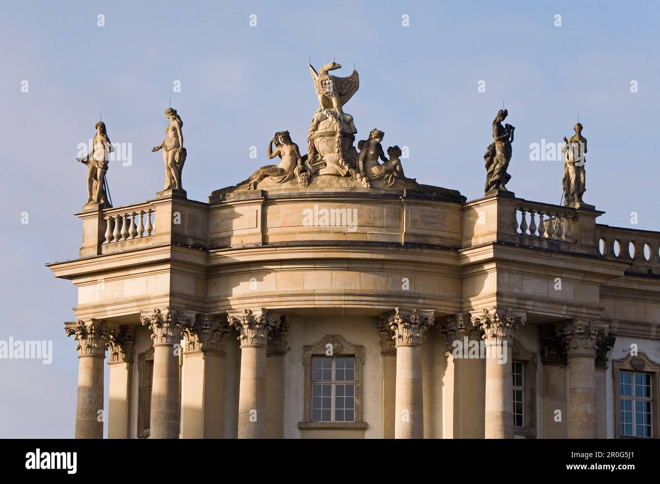 Les statues sur le toit de l'Alte Bibliothek, qui fait maintenant partie de l'Université Humboldt de Berlin, la place Bebelplatz, Banque D'Images