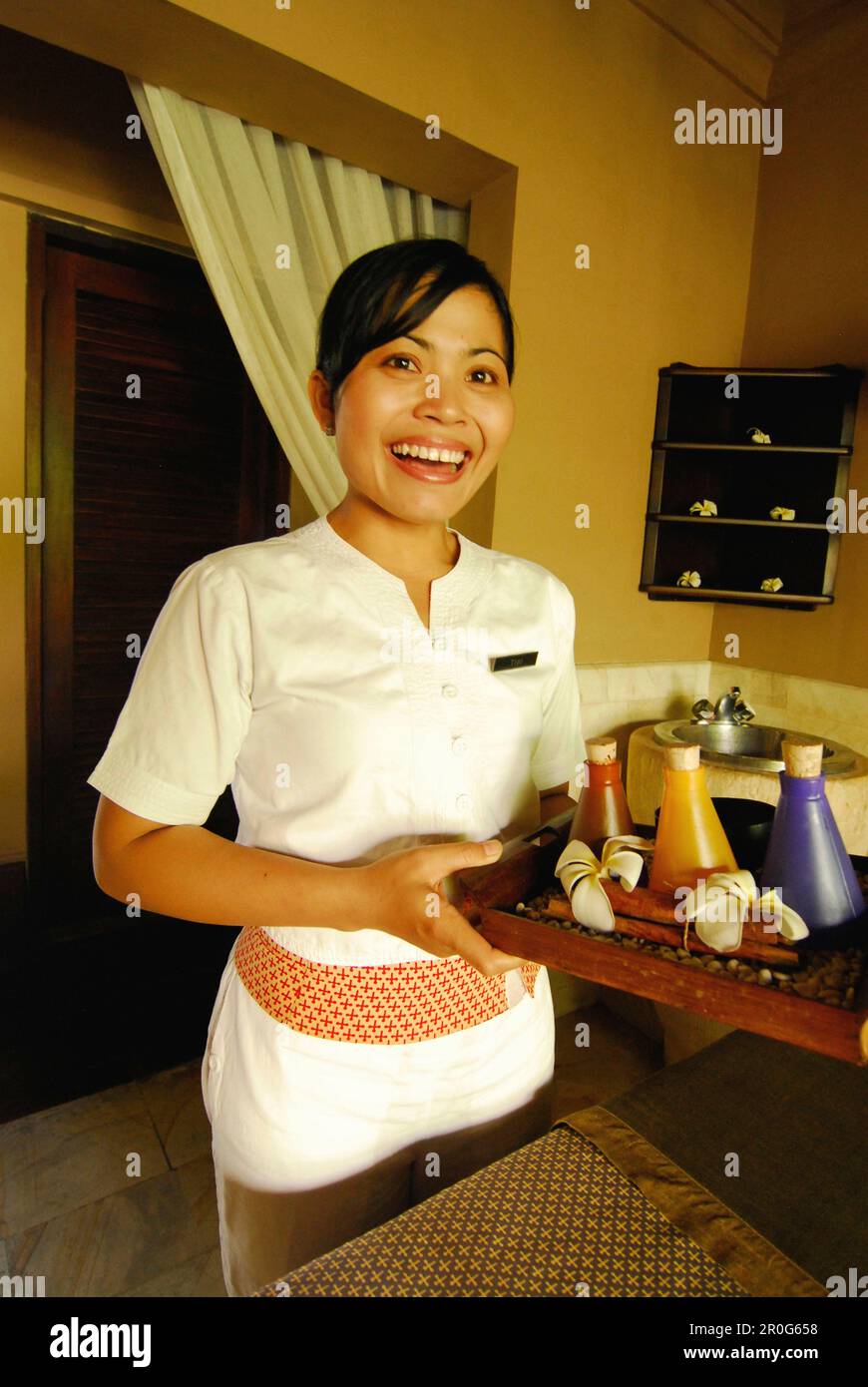 Masseuse riante au spa du four Seasons Resort à Jimbaran, South Bali, Indonésie, Asie Banque D'Images