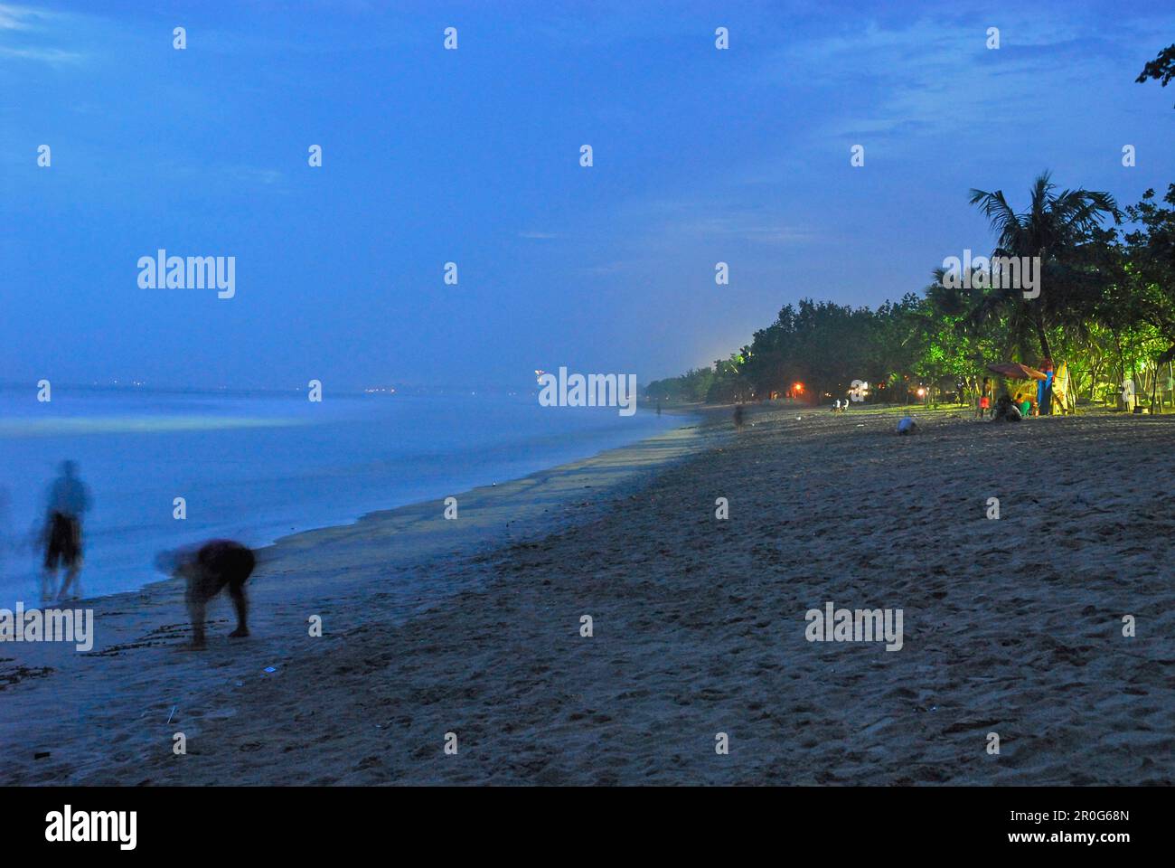 Personnes à Kuta Beach dans la soirée, Kuta, Bali, Indonésie, Asie Banque D'Images