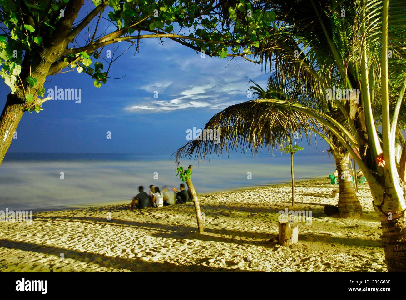 Personnes assises à Kuta Beach dans la soirée, Kuta, Bali, Indonésie, Asie Banque D'Images