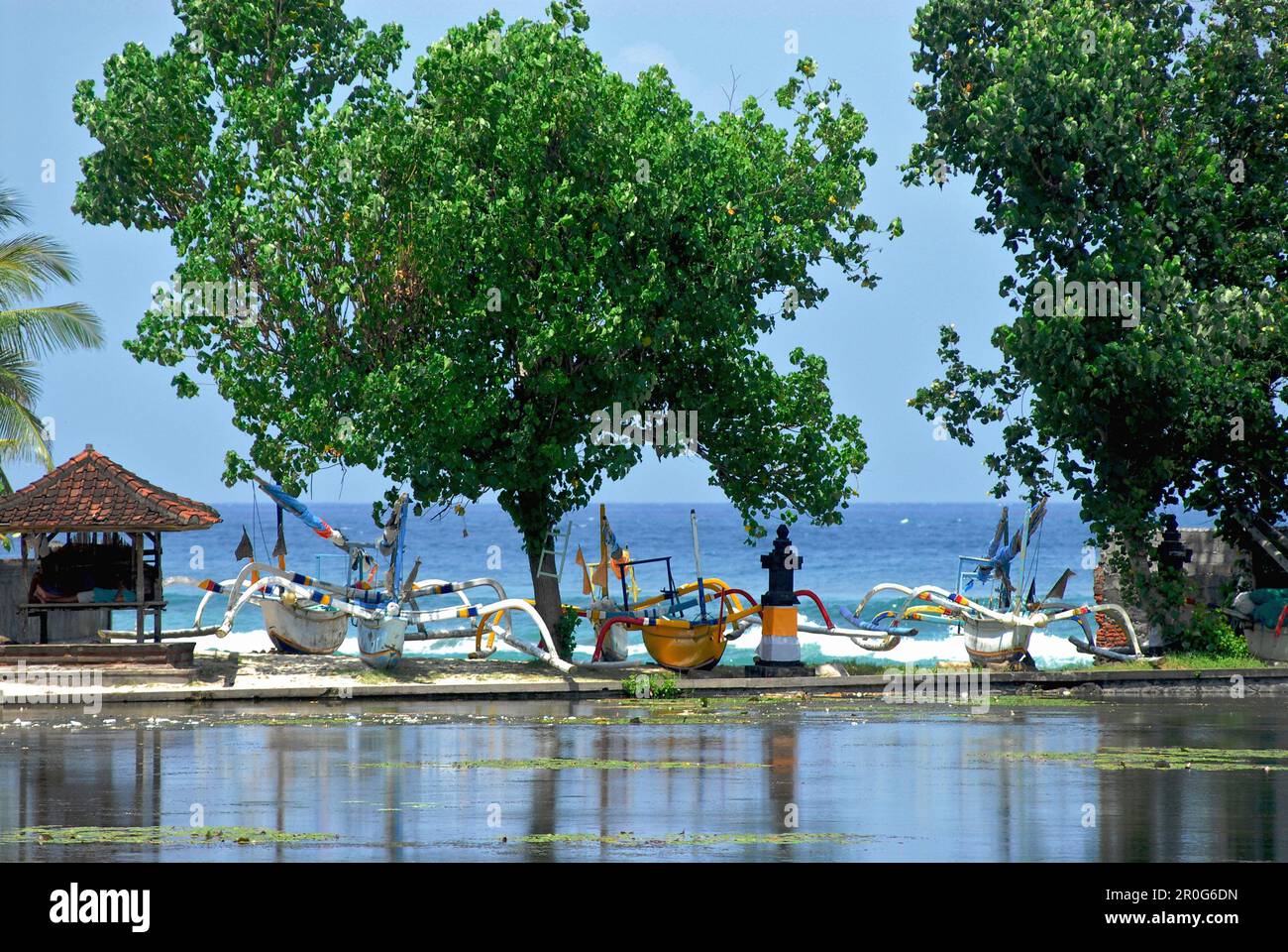 Étang à Candi Dasa avec des bateaux sur la plage, Candi Dasa, Bali, Indonésie, Asie Banque D'Images