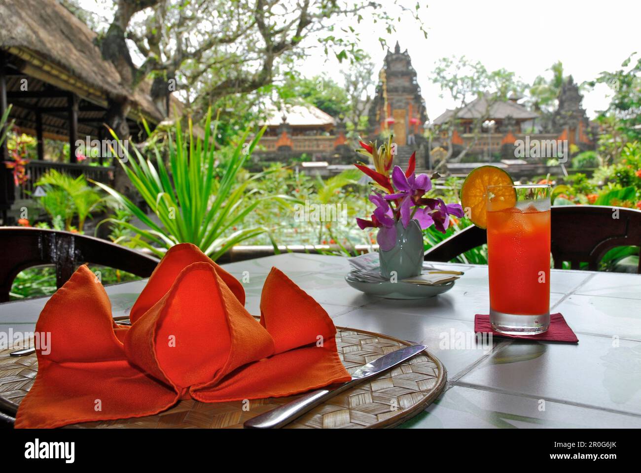 Cocktail sur une table au Lotus Cafe, Ubud, Bali, Indonésie, Asie Photo  Stock - Alamy