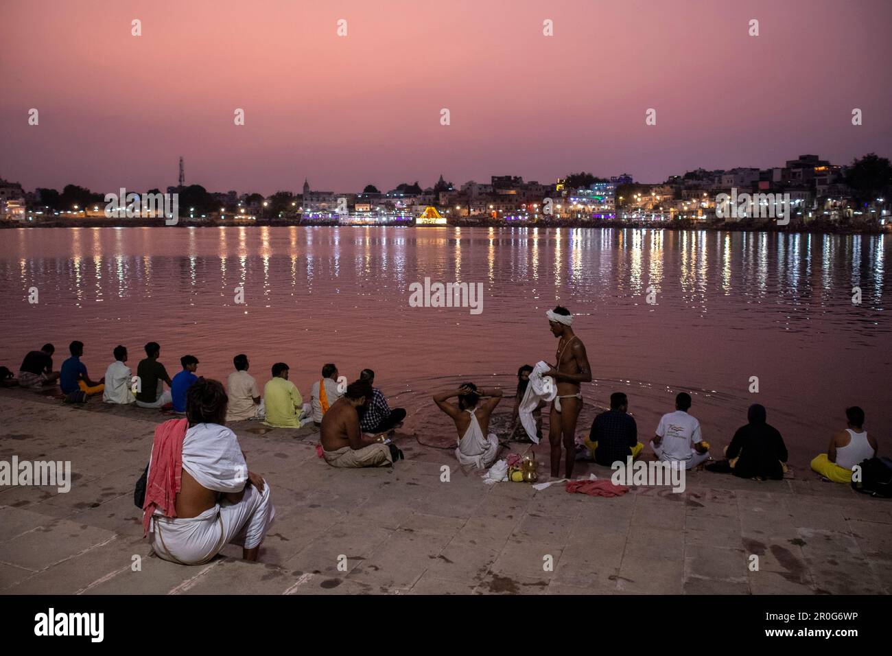 Les gens se baignent dans le lac Pushkar au coucher du soleil, Pushkar, Rajasthan, Inde Banque D'Images