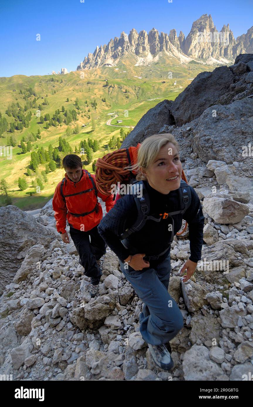 Deux randonneurs à l'ascension, Dolomites, Tyrol du Sud, Italie, Europe Banque D'Images
