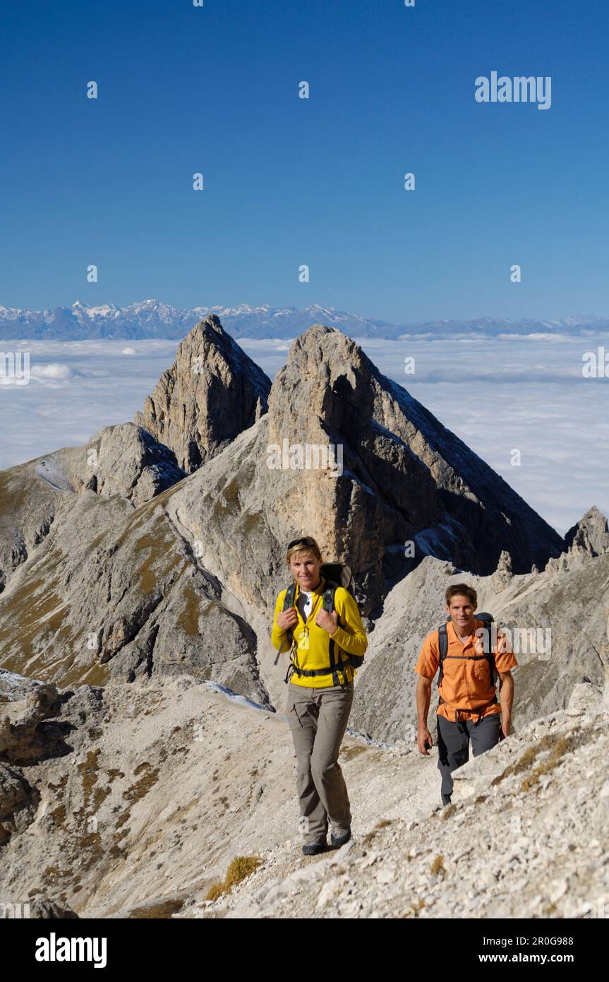 Couple hiking dans les montagnes, Val di Fassa, Rosengarten, Dolomites, Trento, Tyrol du Sud, Italie Banque D'Images