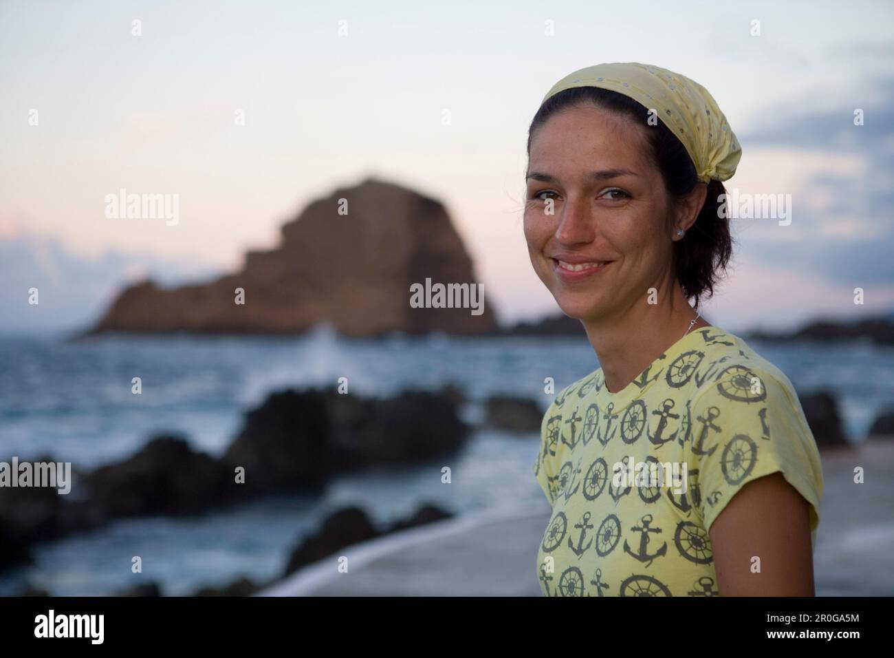 Portrait d'amical à partir de la Slovaquie sur une plage rocheuse, Porto Moniz, Madeira, Portugal Banque D'Images