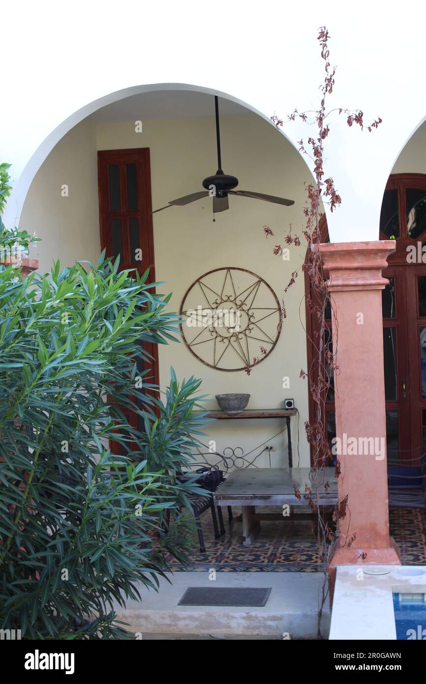 MERIDA, MEXIQUE - 28 OCTOBRE 2016 Maison traditionnelle dans le centre-ville avec coin salon extérieur Banque D'Images