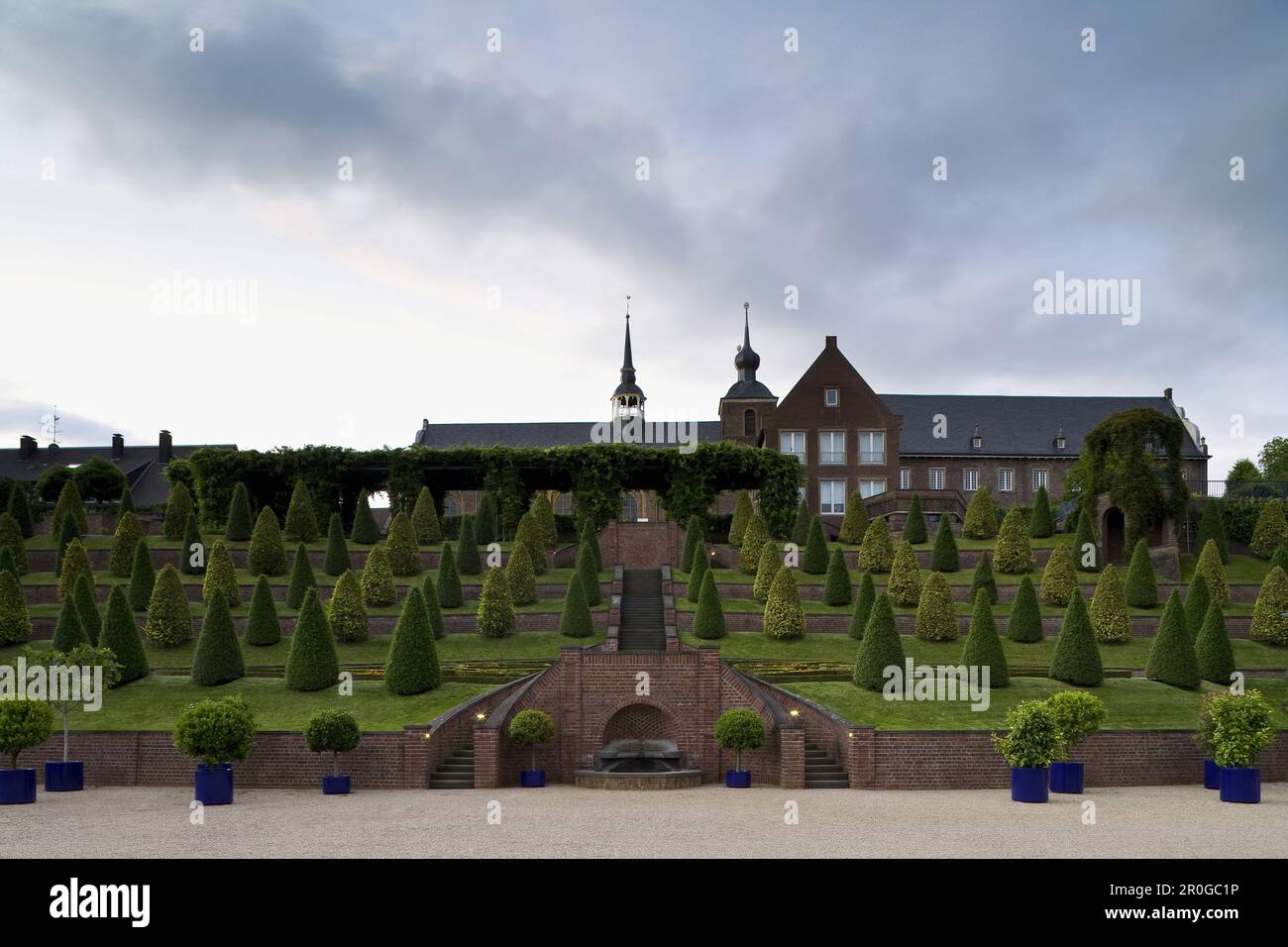 Église et jardin en terrasse, monastère de Kamp, Kamp-Lintfort, Rhénanie-du-Nord-Westphalie, Allemagne, Europe Banque D'Images