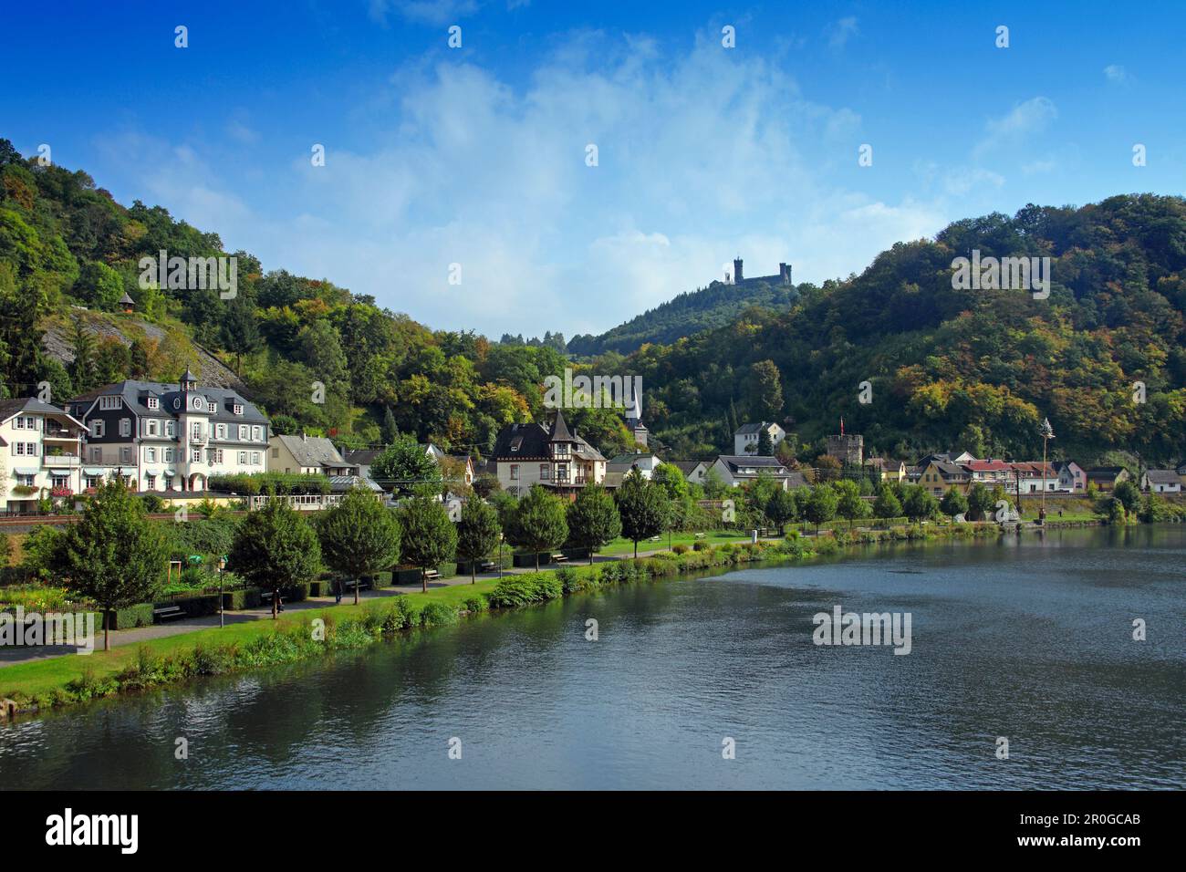 Vue sur la rivière Lahn à Balduinstein avec château de Schaumburg en arrière-plan, Rhénanie-Palatinat, Allemagne Banque D'Images