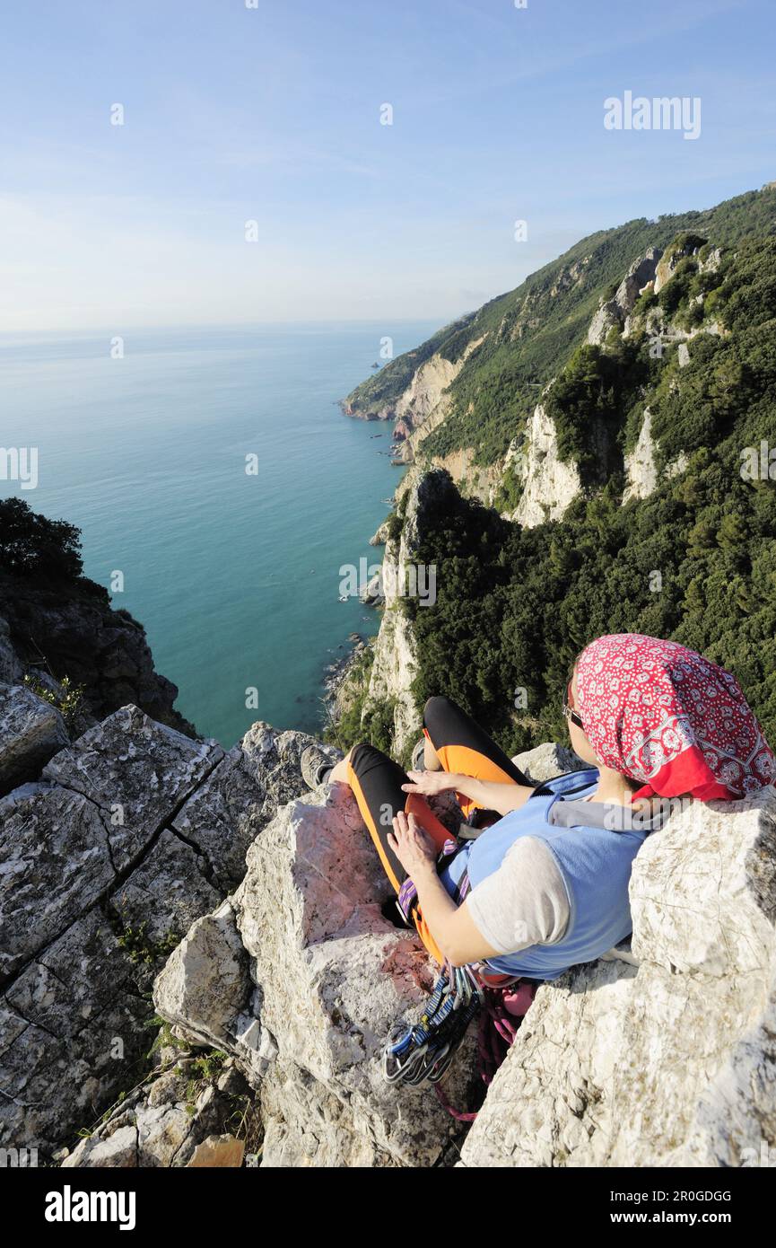 Femme avec matériel d'escalade regardant vers la côte escarpée à la  Méditerranée, parc naturel Porto Venere, parc national Cinque Terre, UNESCO  monde elle Photo Stock - Alamy